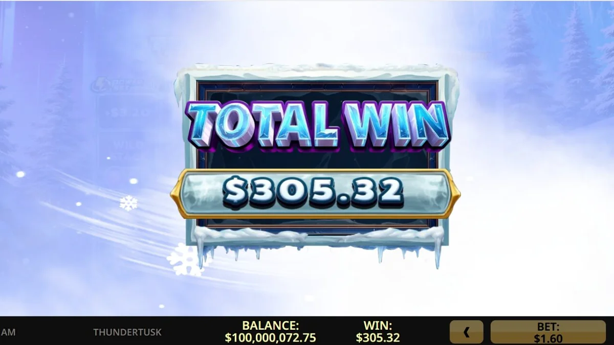 Cenário de tundra gelada com mamutes e elementos de tempestade no slot Thunder Tusk